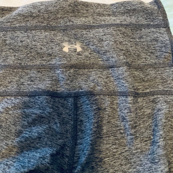 Women’s Under Armour workout crops - Picture 3 of 3